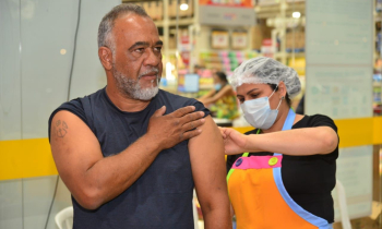 Prefeitura de Aparecida promove vacinação noturna em supermercados para proteger a população antes das férias